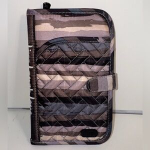 LUG TANDEM ZIP PASSPORT WALLET RFID PAINTED PEARL COLOR